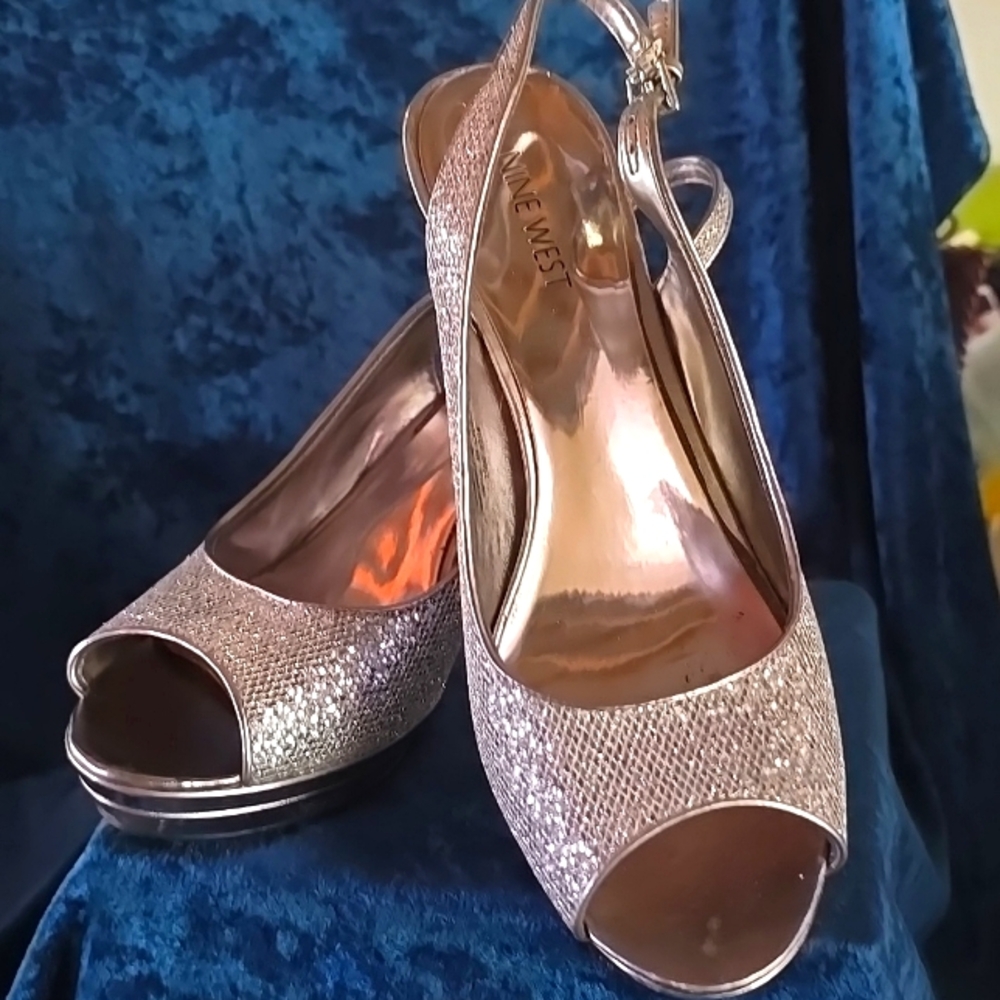 Nine West silver textured 3 1/2" stiletto size 9M